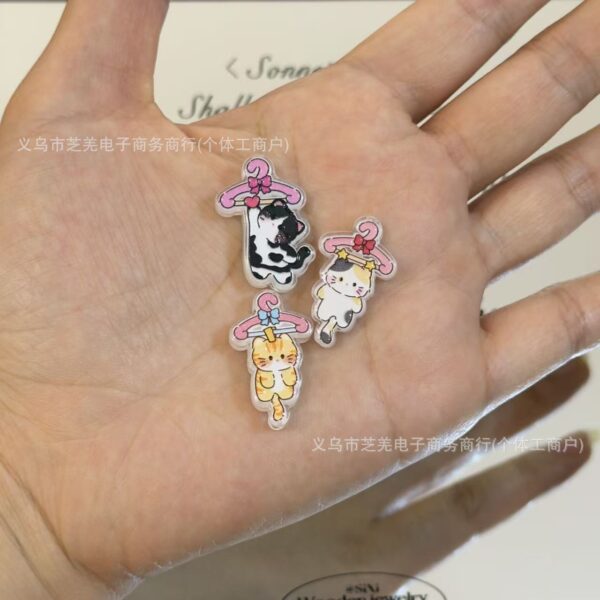 Wholesale 10pcs cartoon clothes hanger with cat relief acrylic beads