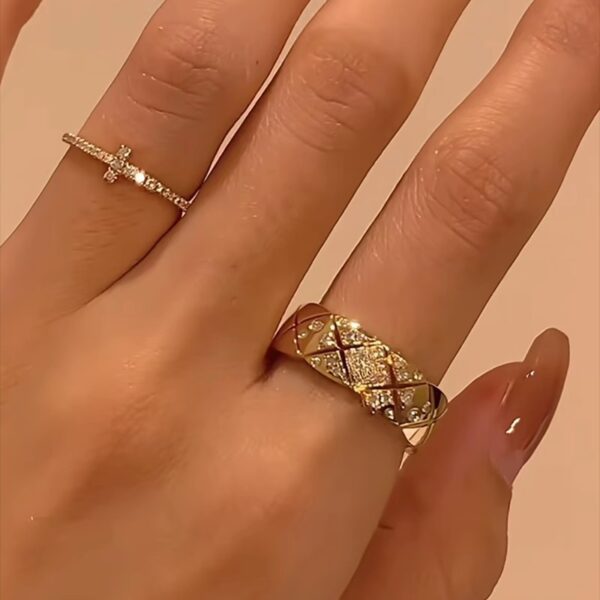 O1CN01UtFN1l2B6Q4B87BeM_2215668728289-0-cib Wholesale Vintage diamond-encrusted quilted wide ring, Chanel-inspired, understated luxury, full diamond cross, stacked on the index finger ring