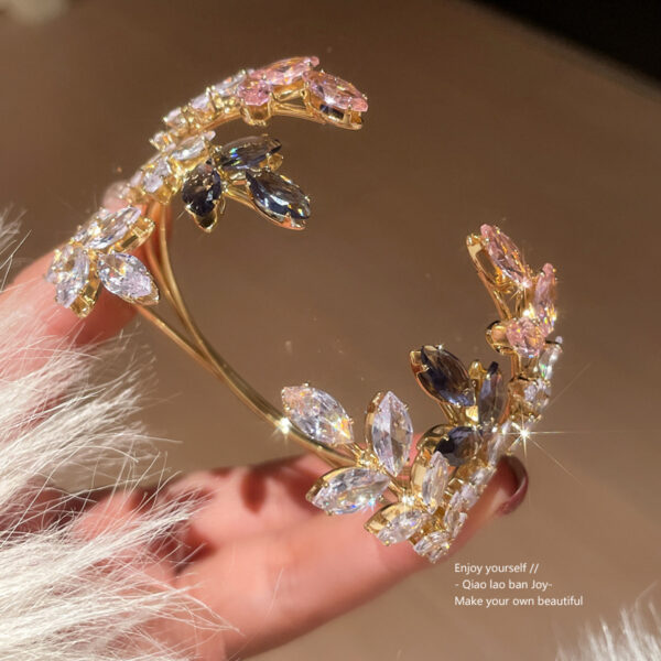 Wholesale Sparkling crystal leaf studded diamond opening bracelet