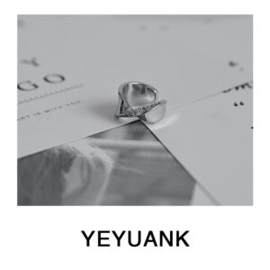 Wholesale Shiny Zircon Inlay Twisted Shape Earbone Clip Earrings