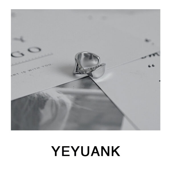 O1CN01VTanyl2KdEeynul21_2208490579579-0-cib Wholesale Shiny Zircon Inlay Twisted Shape Earbone Clip Earrings