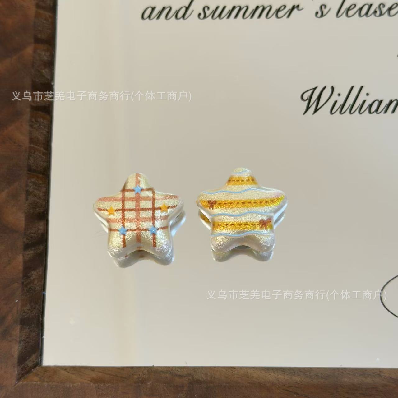 Wholesale embossed silk gold pentagonal star acrylic beads