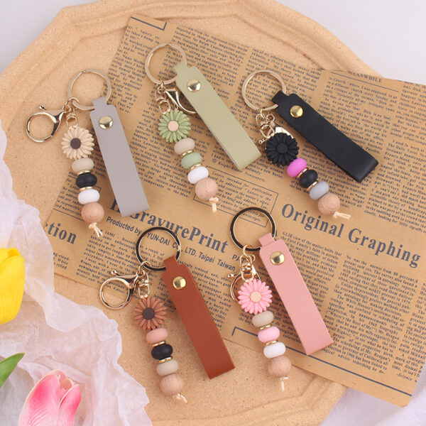 Wholesale Cartoon Daisy Pendant Leather Keychain