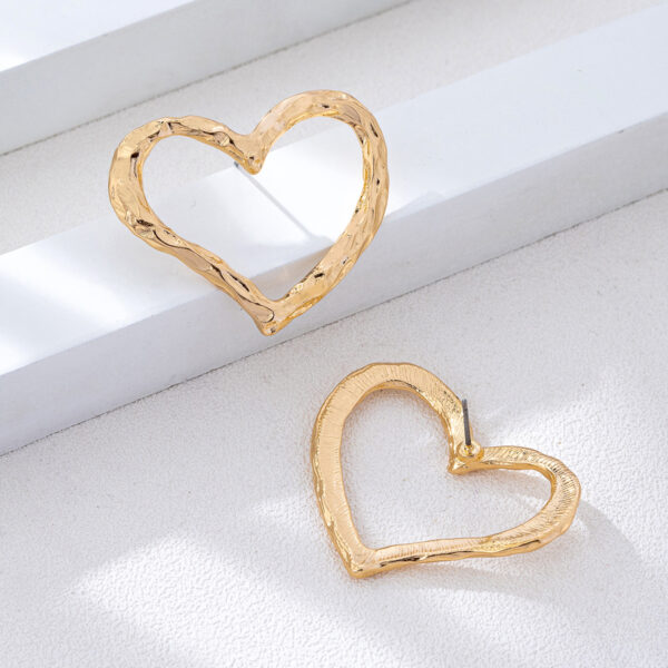 Wholesale Gold metal electroplated heart-shaped earrings