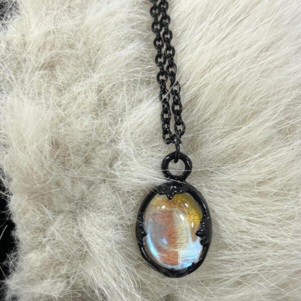 Wholesale Retro oval embedded color pendant necklace