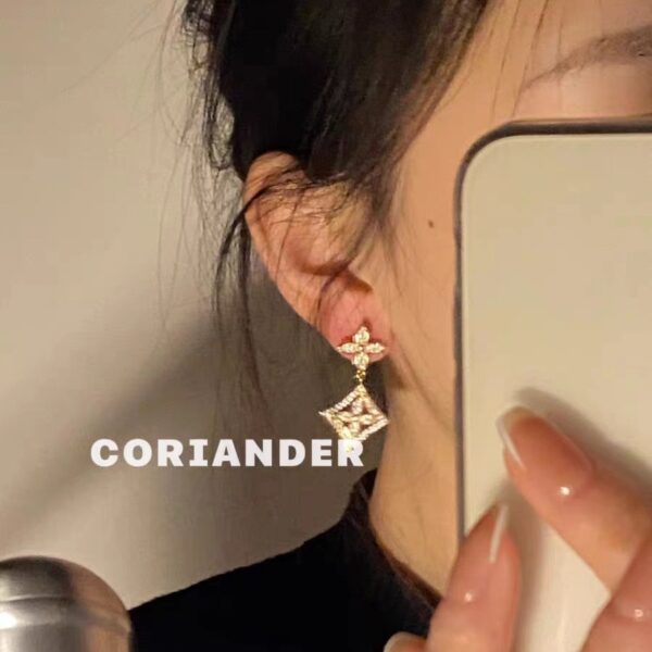 O1CN01WSgXNG1m65M7cHwyu_2209494864904-0-cib Wholesale Clover ear studs