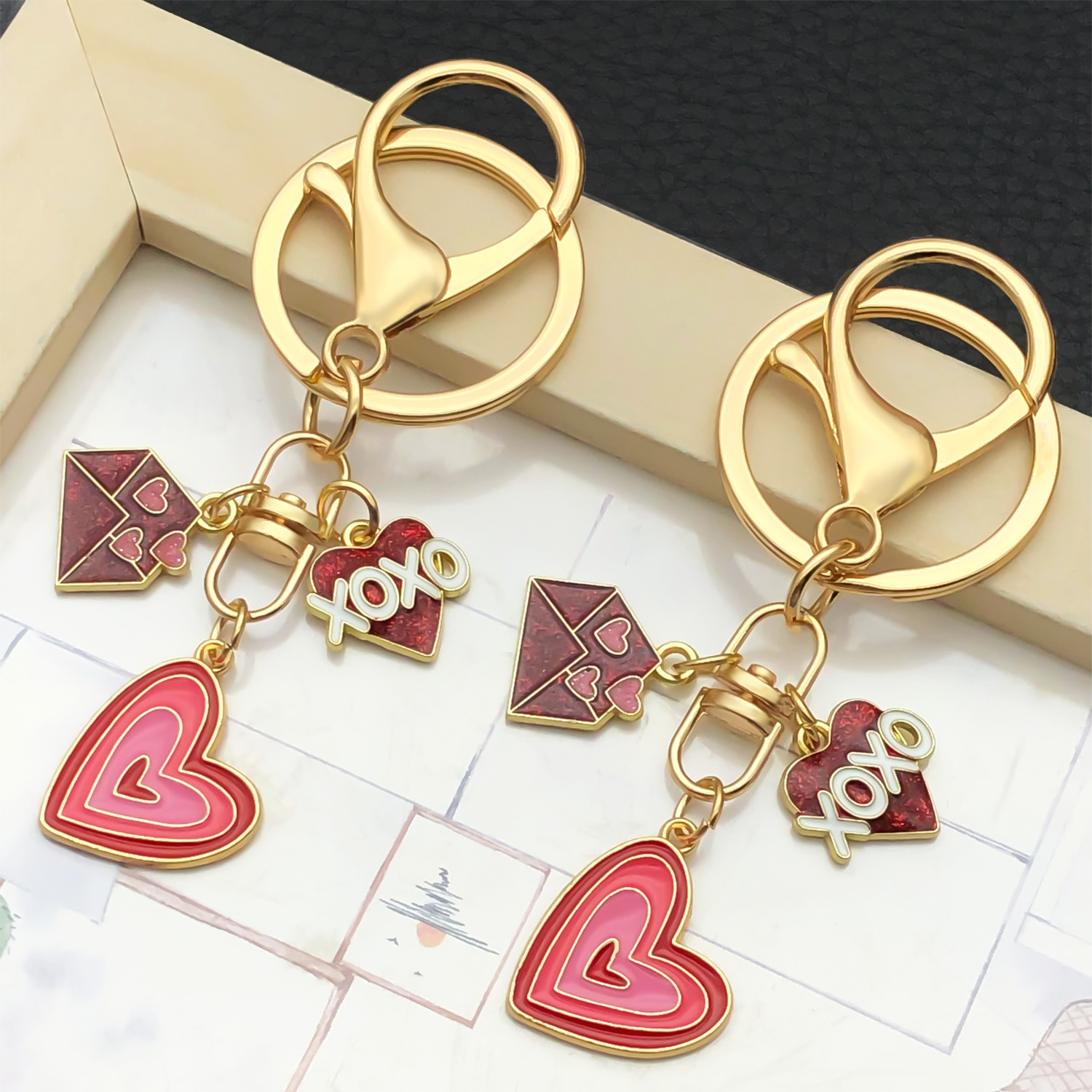 Wholesale Valentine's Day Oil ipping Red Sprinkled Gold Heart Envelope Keychain