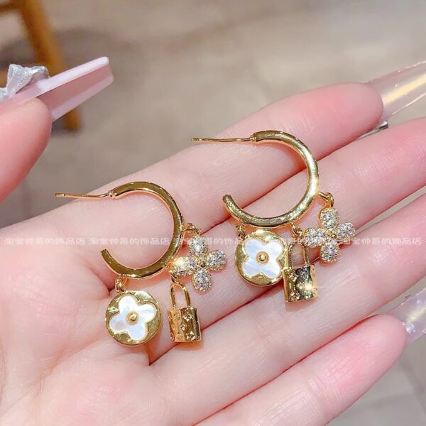 Wholesale Lockhead flower petal studded diamond earrings