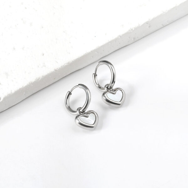 Wholesale Stainless steel round circle heart-shaped white shell earrings for women