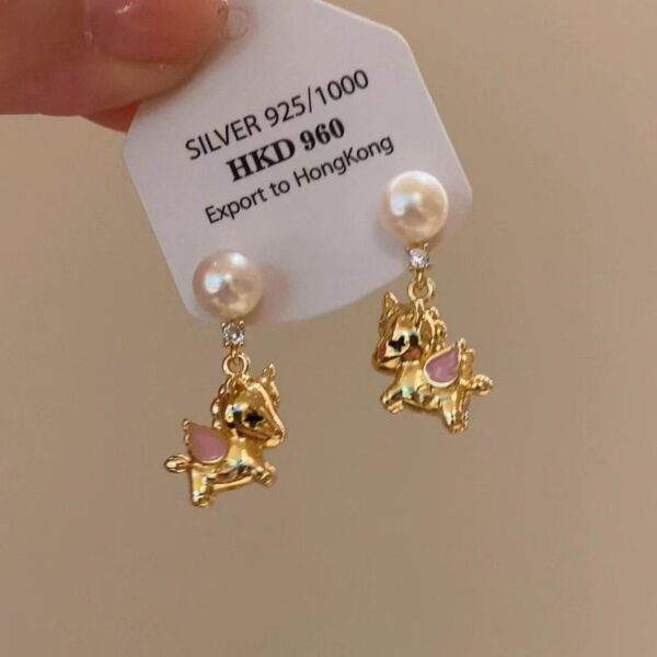 O1CN01X8EOXu1FciJDaYoZi_2219487550508-0-cib Wholesale Pegasus Pearl Earrings
