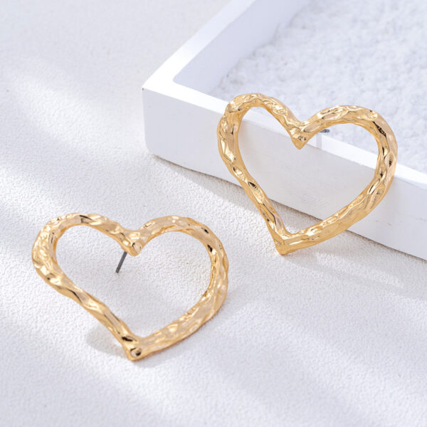 Wholesale Gold metal electroplated heart-shaped earrings