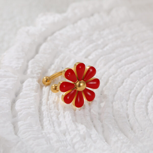 Wholesale Hot-selling titanium steel daisy earrings and ear cuffs for women in Europe and America - a versatile and fashionable cross-border fashion accessory.