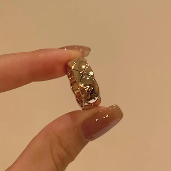 O1CN01ZL9Fva2B6Q4BdT6p4_2215668728289-0-cib Wholesale Vintage diamond-encrusted quilted wide ring, Chanel-inspired, understated luxury, full diamond cross, stacked on the index finger ring