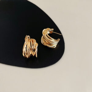 Three-dimensional winding C- shaped ear studs