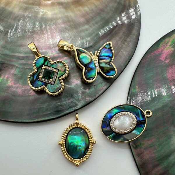 Wholesale 18K Gold Plated Copper Natural White Abalone Butterfly Four Leaf Flower Vintage Oval Pendant