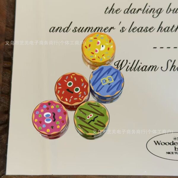 Wholesale 10pcs embossed expression donut acrylic beads