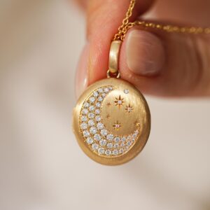 Moon opening and closing necklace