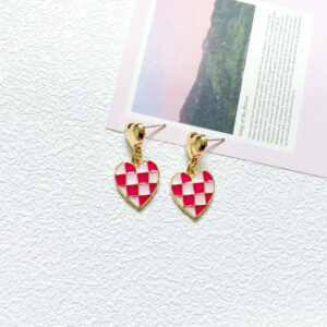 Pink plaidcontrast color, a pair of silver needle earrings