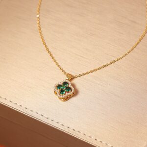 Rotatable four-leaf clover necklace