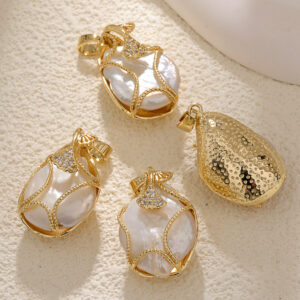 Maple leaf baroque necklace