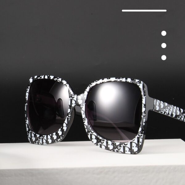 O1CN01cKoRSi2CPwXyFitOC_2209890438467-0-cib Wholesale Sunglasses with full frame, flower shaped frame colorful legs and irregular frames