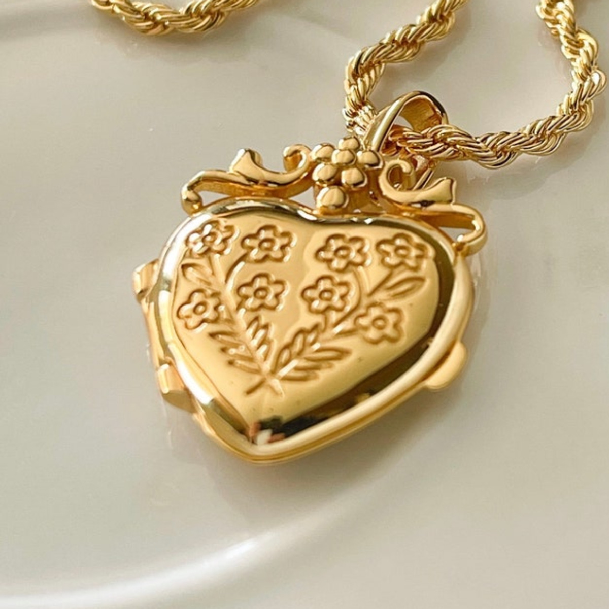 Wholesale Love Flower Album Pendant Square Opening Necklace
