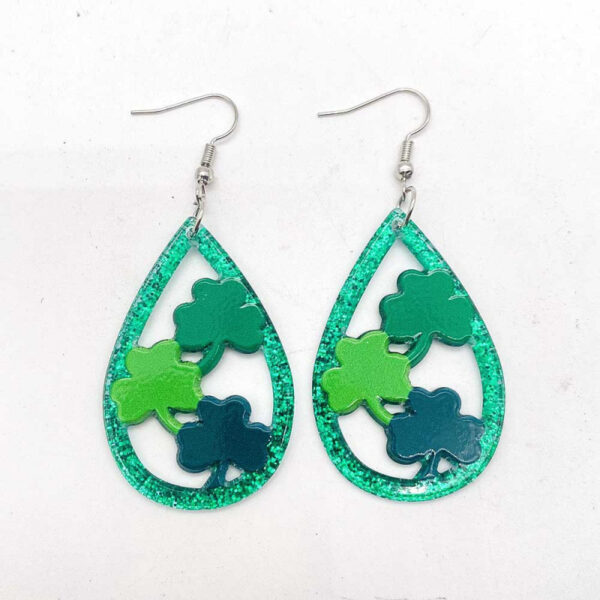 O1CN01cd0Hhv1UL3FuzQApI_2220508632500-0-cib Wholesale St. Patrick's Day rooster and hen heart-shaped acrylic earrings