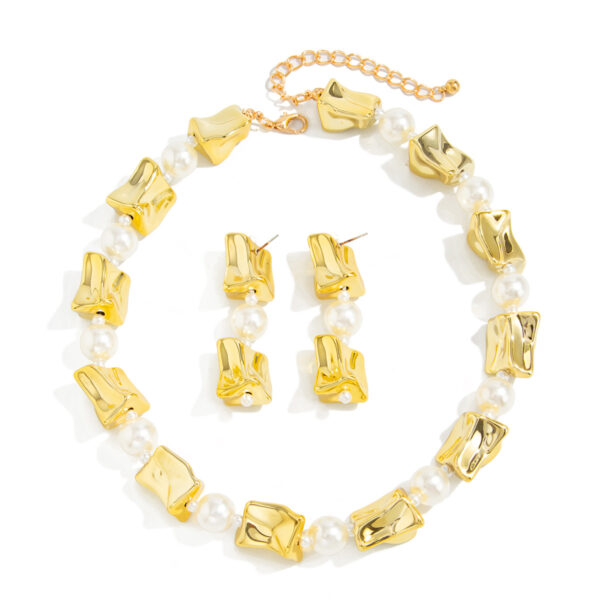 Wholesale European and American Cross-Border Fashion Pleated Square Ccb Imitation Pearl Beaded Necklace Design Asymmetrical Clavicle Chain Necklace