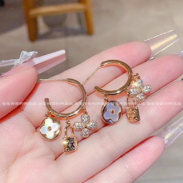 Wholesale Lockhead flower petal studded diamond earrings