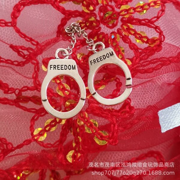 Wholesale mini simulation prisoner handcuffs toy doll accessories