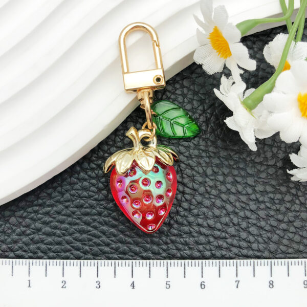 Wholesale Cute Strawberry Fruit with Leaves U-shaped Door Buckle keychain