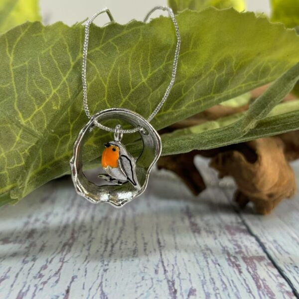 Wholesale Hollow Round Ring Splicing Resin Bird Alloy Pendant Necklace