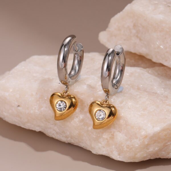 Wholesale Heart-shaped diamond-encrusted stainless steel earrings with plating