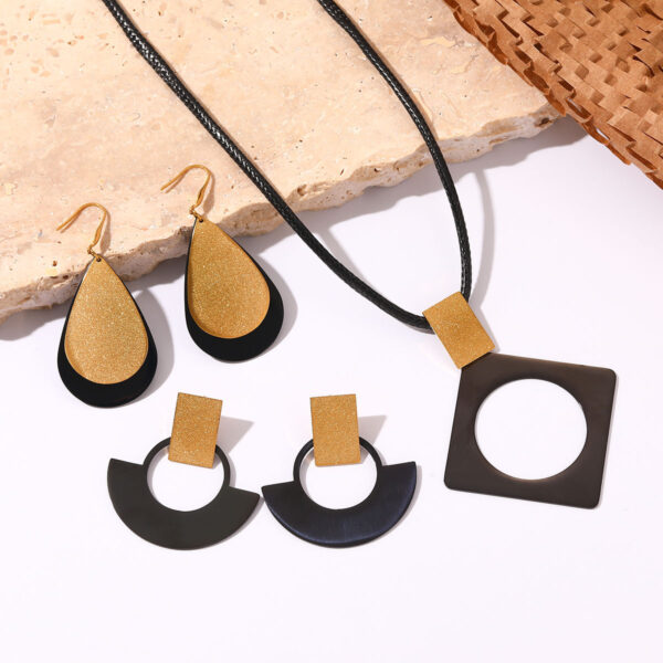 Wholesale Stainless steel jewelry set for women, including a necklace and earrings