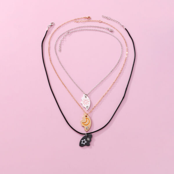 O1CN01g9NMMF1RorxWGiH6i_2204819392159-0-cib Wholesale Star Moon Three-person Chain Splicing Round Pendant Set Necklace