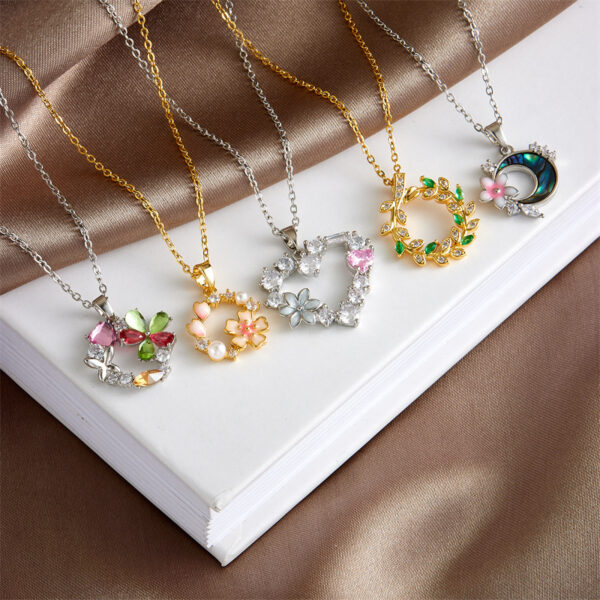 Wholesale Titanium steel necklace flower pendant