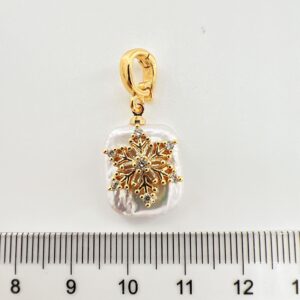 Large snowflake (natural pearl)