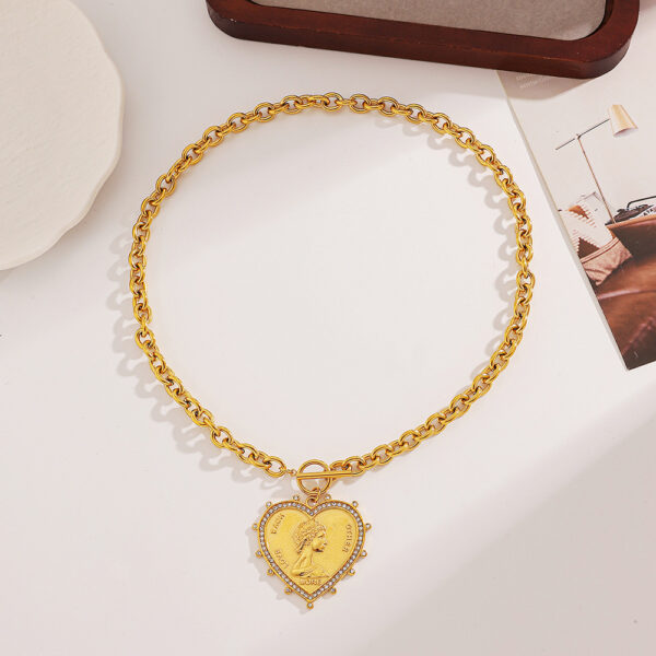 Wholesale Stainless Steel Necklace Queen Portrait Heart Shape Necklace