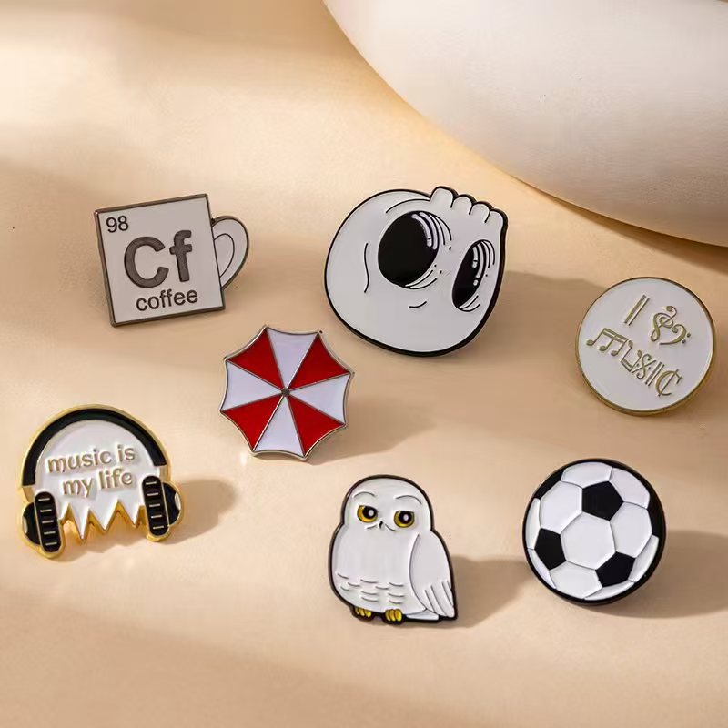 Wholesale Cartoon football brooch ipping oil aessories