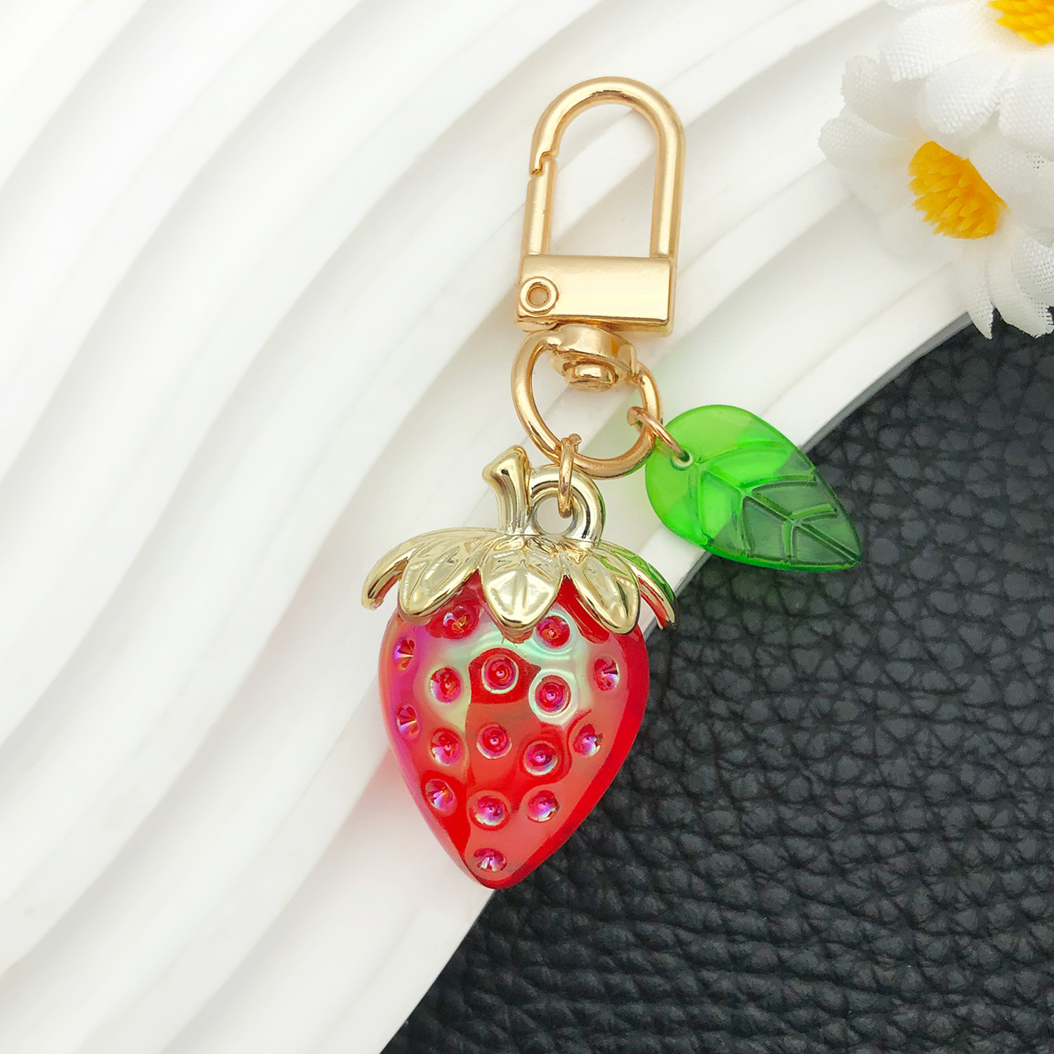 Wholesale Cute Strawberry Ft with Leaves U-shaped Door Buckle keychain