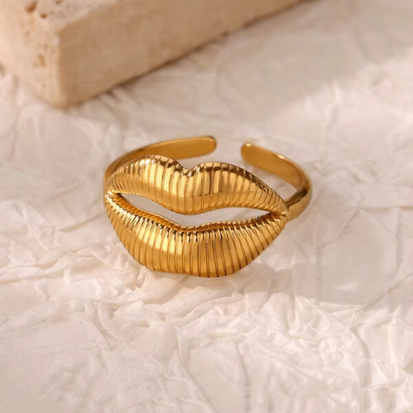 Wholesale Gold Stainless Steel Fashionable Lip-Shaped Flower Ring