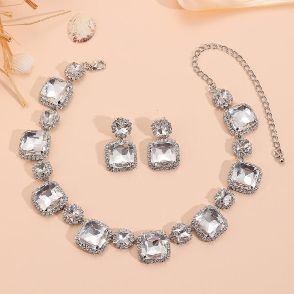 Wholesale 2024 New Exaggerated Luxury Rhinestone Green Red White Earrings Necklace Set Jewelry Sets Earrings