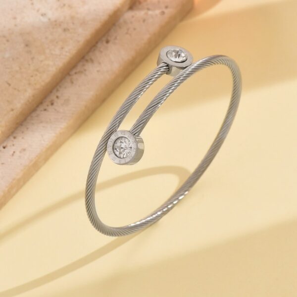 O1CN01ianUH61MqBCc82W59_2212889381485-0-cib Wholesale Stainless steel artificial zircon silver open bangle with a twisted design