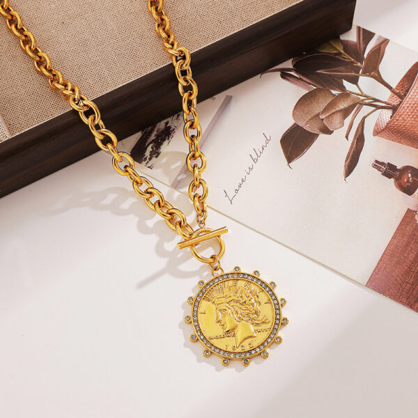 O1CN01juCwTk1pA9mmo1Eue_2219486875319-0-cib Wholesale Stainless Steel Necklace Queen Portrait Zircon Necklace