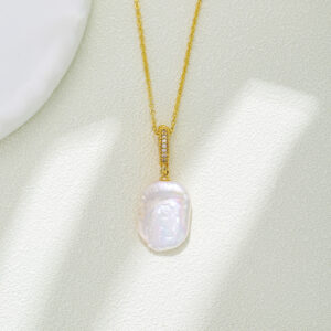 Universal buckle i baroque necklace