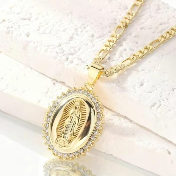 Wholesale Portrait oval pendant inlaid with zircon necklace