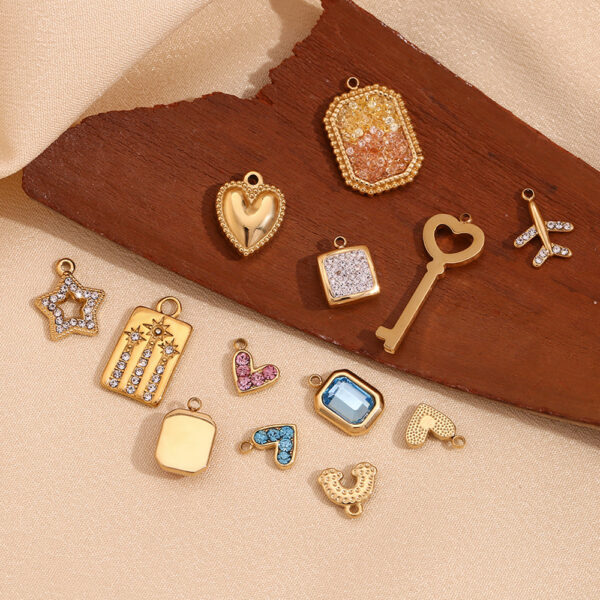 O1CN01kr8jjE2AUrQm2hCJ2_2213308878207-0-cib Wholesale Gold heart-shaped geometric pendant with tiny colored diamonds