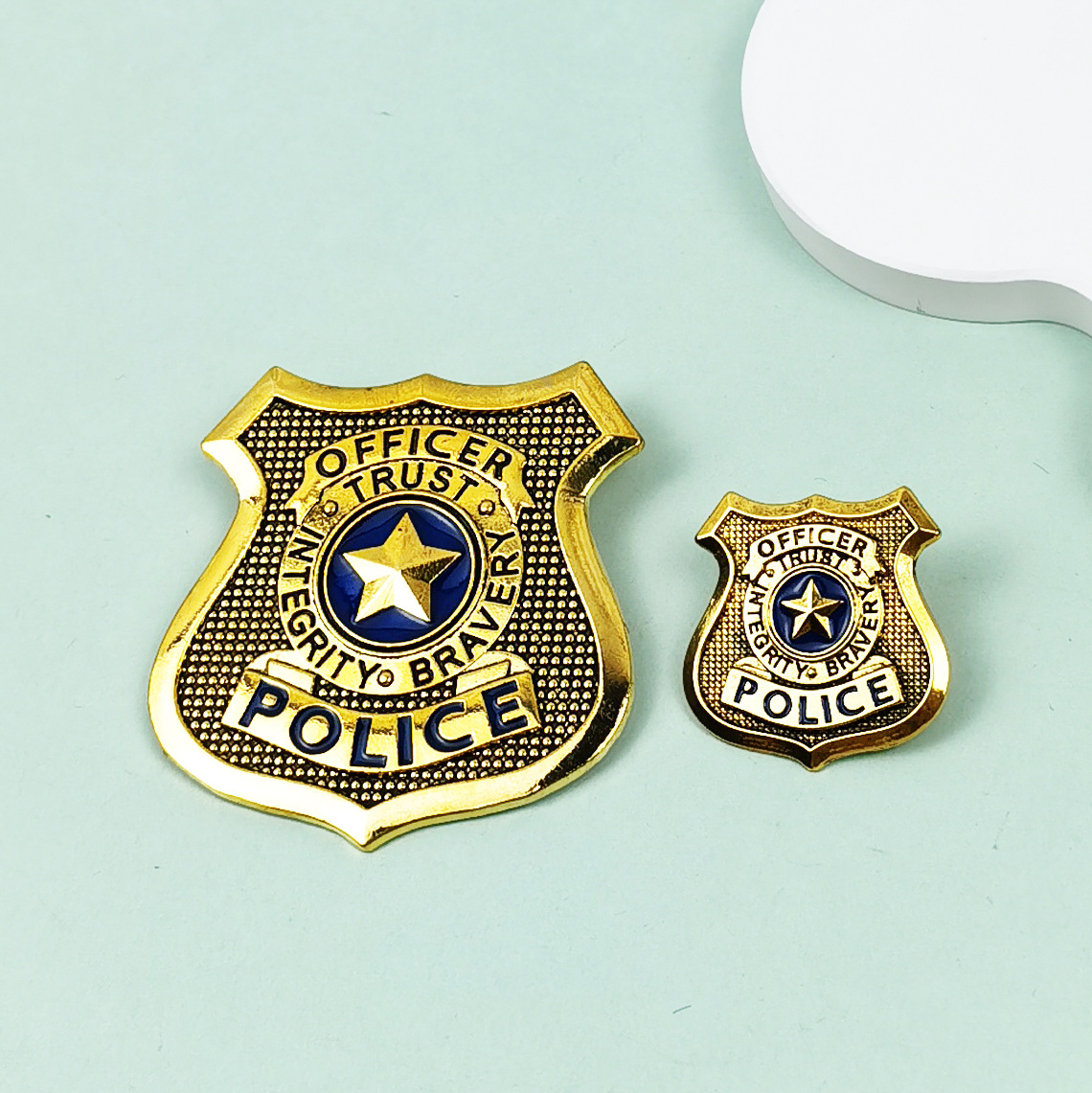 Wholesale Golden cartoon lice oicer badge aessory badge