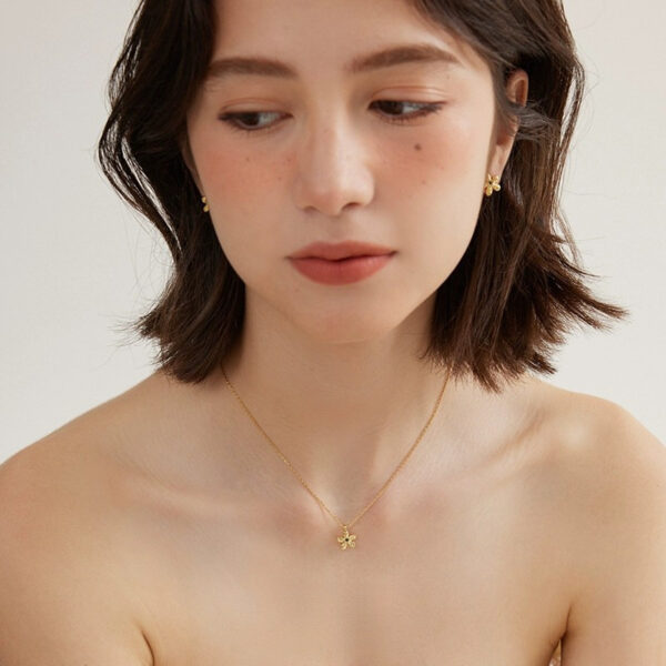 O1CN01lL5Uvb1t2bfB33g4x_2209746145844-0-cib Wholesale Begonia Mark Exquisite Texture Mini Flower Daily Versatile Necklace