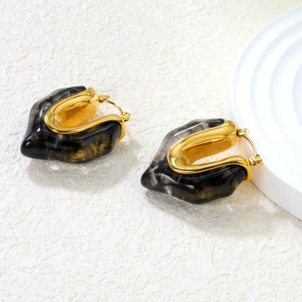 Wholesale Irregular U-shaped white resin earrings